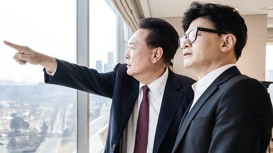 윤석열 대통령이 지난 1월 29일 용산 대통령실 청사에서 열린 국민의힘 지도부와의 오찬에서 한동훈 비대위원장과 대화를 나누고 있다.[대통령실 제공=뉴스1]