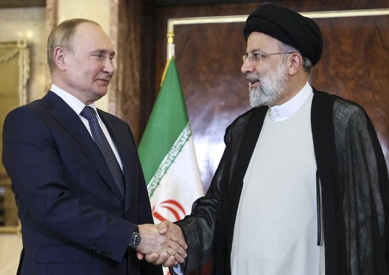 지난 2022년 7월 이란 테헤란에서 블라디미르 푸틴 러시아 대통령(왼쪽)이 라이시 대통령과 만나 악수를 나누고 있는 모습. AP=연합뉴스