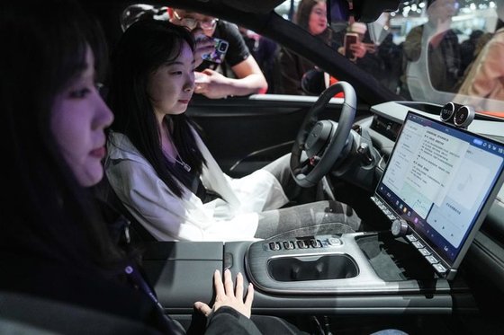 '제18회 베이징 국제모터쇼'를 찾은 관람객들이 지난달 28일 샤오미의 신에너지차 모델 SU7을 체험하고 있다. 신화통신