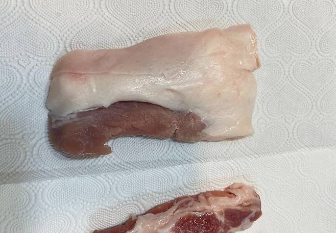 작성자가 백화점에서 구매한 삼겹살. /사진=온라인 커뮤니티 '보배드림' 캡처