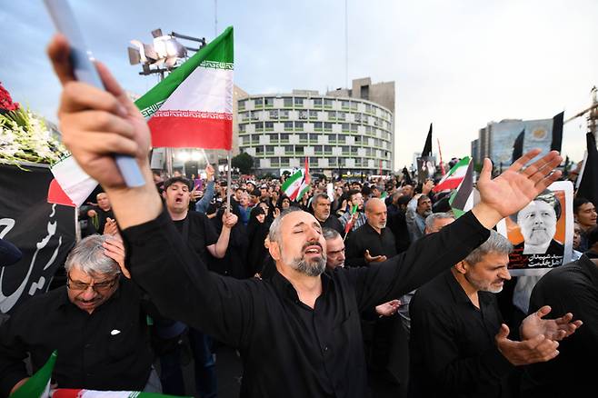 20일(현지시간) 이란 테헤란에서 시민들이 광장에 모여 에브라힘 라이시 이란 대통령 등 헬기 사고 희생자들을 애도하고 있다. 신화연합뉴스