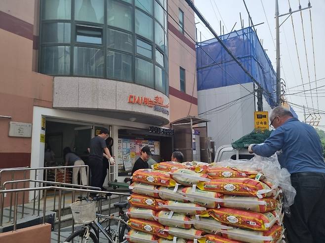 익명의 독지가가 지난달 30일 기부한 백미 150포대가 서울 송파구거여1동 주민센터에서 옮겨지고 있다. 송파구 제공