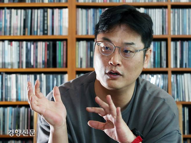K팝 평론가 차우진씨가 지난 17일 서울 성동구 자택에서 경향신문과 인터뷰를 하고 있다. 서성일 선임기자