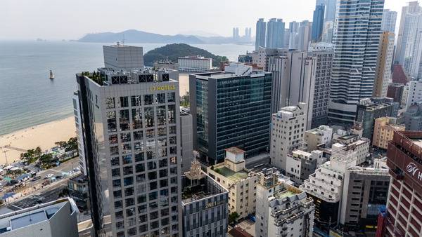 20일 부산 해운대구 4성급 호텔 전경. 왼쪽부터 다음 달 20일 개장하는 ‘L7 해운대’, ‘신라스테이 해운대’, 이비스앰버서더 해운대 건물에 오는 7월 새롭게 오픈할 예정인 ‘소노문 해운대’.  이원준 기자 windstorm@kookje.co.kr