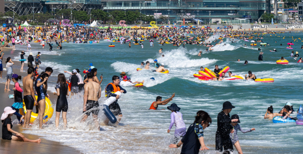 지난해 부산 해운대해수욕장에서 방문객들이 물놀이를 즐기고 있다. 국제신문DB