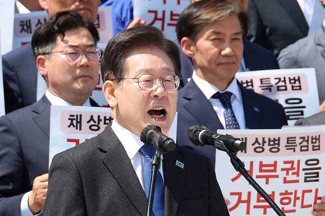Rep. Lee Jae-myung (center, front), who leads the main opposition Democratic Party of Korea, speaks before the press at the National Assembly criticizing the ruling bloc's move to reject the special probe bill on Tuesday. (Yonhap)