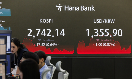 Screens in Hana Bank's trading room in central Seoul show stock markets close on Monday. [YONHAP]