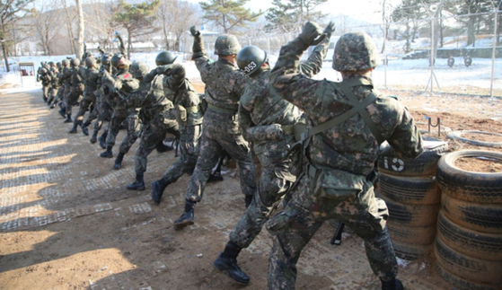 Army recruits undergo grenade throwing training at a military training center in Nonsan, South Chungcheong, in this file photo taken on Jan. 24, 2017. [JOINT PRESS CORPS]
