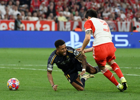 Bayern Munich's Kim Min-jae, right, fouls Real Madrid's Rodrygo to concede a penalty during the first leg of the UEFA Champions League semifinal at Allianz Arena in Munich, Germany on April 30. [REUTERS/YONHAP]