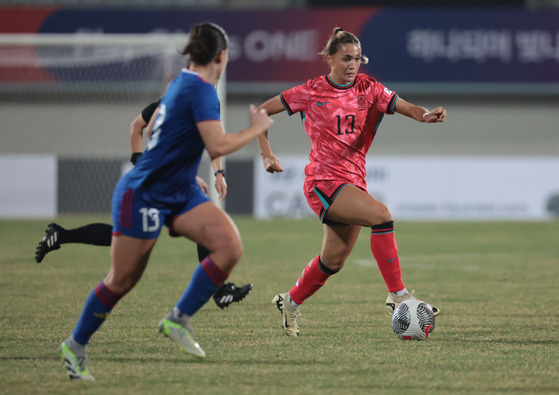 Korea's Casey Phair dribbles the ball during a friendly against the Philippines at Icheon Sports Complex in Icheon, Gyeonggi on April 8. [YONHAP]