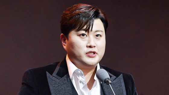 Trot singer Kim Ho-joong expresses his feelings after winning the main award at the 32nd Seoul Music Awards held at southern Seoul's KSPO Dome on May 19, 2023. [JOONGANG ILBO]