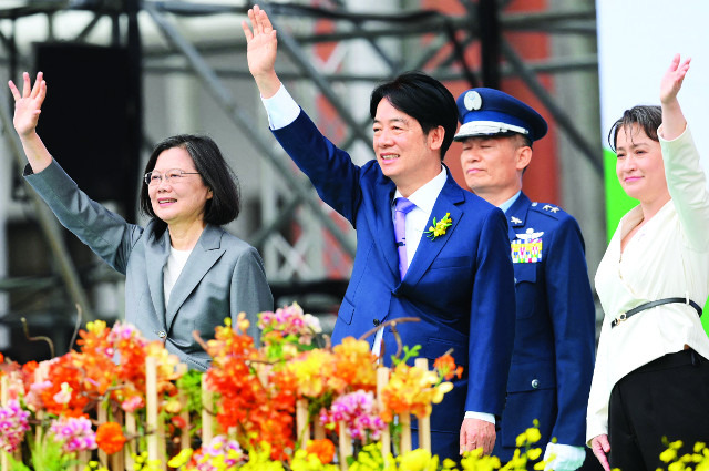 라이칭더(왼쪽 두 번째) 대만 신임 총통과 차이잉원 전 총통, 샤오메이친(오른쪽) 신임 부총통이 20일 타이베이 총통부에서 열린 취임식에서 손을 흔들며 인사하고 있다. AFP연합뉴스