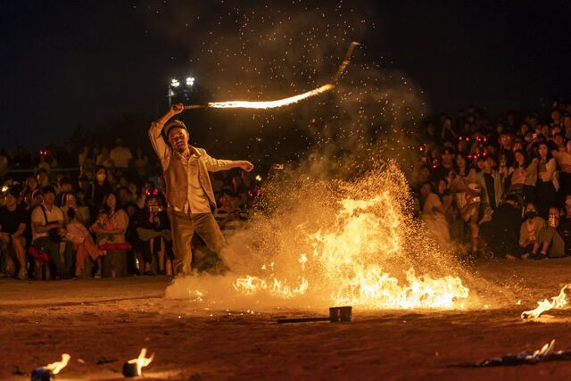 지난해 열린 춘천마임축제 '불의도시;도깨비난장'에서 관객들이 화려한 공연을 지켜보고 있다. 춘천마임축제 제공