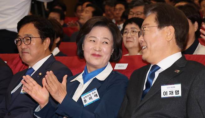 더불어민주당 이재명 대표가 지난 16일 오전 국회 의원회관에서 열린 제22대 전반기 국회의장단 후보 선출을 위한 당선자 총회에 참석해 국회의장 후보로 나선 추미애 당선인과 대화하고 있다. [제공=연합뉴스]