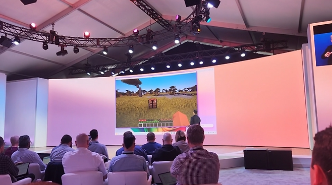 유수프 메디 마이크로소프트 소비자 부문 EVP가 20일(현지시간)  미국 워싱턴주 레드먼드에서 열린 ‘코파일럿+PC’ 공개 행사에서 AI와 음성으로 대화하면서 마인크래프트를 플레이하는 영상을 보여주고 있다. <사진=이덕주 기자>