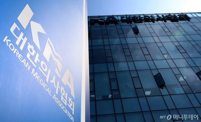 의대 증원을 둘러싼 의정 갈등이 석 달간 이어지는 가운데 의협이 22일 비공개 긴급 회의를 열고 의대 증원을 막기 위한 대응 수단을 논의한다. /사진=[서울=뉴시스] 이영환 기자