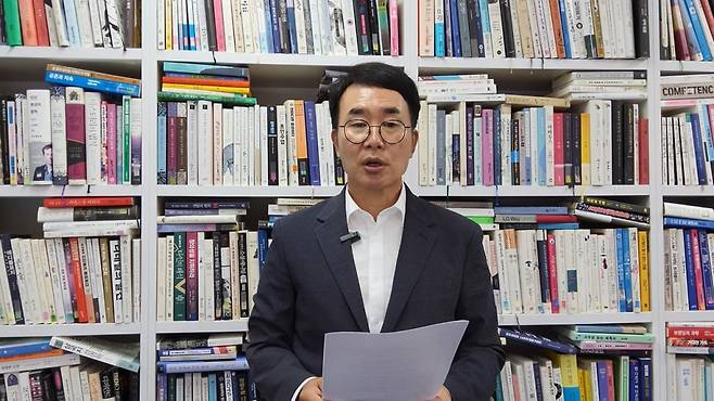 진양곤 HLB그룹 회장이 지난 17일 유튜브를 통해 간암 1차치료제로 미국 식품의약국(FDA)에 신약허가를 신청한 자사 '리보세라닙'과 중국 항서제약 '캄렐리주맙' 병용용법 관련 CRL(보완요구서한)을 수령했다며 관련 내용을 설명하고 있다. /사진=HLB그룹 공식 유튜브 채널