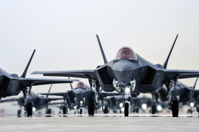 F-35A 스텔스 전투기들이 공군 청주기지에서 압도적 공군력을 과시하는 ‘엘리펀트 워크(Elephant Walk)’ 훈련을 실시하고 있다. 엘리펀트 워크는 수십 대의 전투기가 최대 무장을 장착하고 밀집 대형으로 이륙 직전 단계까지 지상 활주하는 훈련이다.  공군 제공