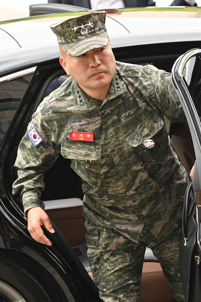 공수처 조사 김계환 해병대 사령관이 21일 오전 ‘해병대 채 상병 순직 사건 수사 외압’ 의혹 관련 조사를 받기 위해 정부과천청사 고위공직자범죄수사처에 도착해 차에서 내리고 있다.  백동현 기자