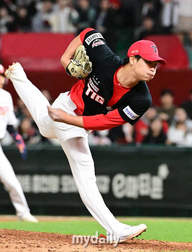 2024년 4월 17일 인천SSG랜더스필드에서 진행된 '2024 신한 SOL 뱅크 KBO 리그' 기아-SSG의 경기. 기아 곽도규가 6회초 구원 등판해 역투를 펼치고 있다./마이데일리