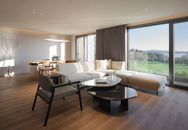 해비치리조트 마스터 스위트 객실 거실. [해비치리조트 제공]