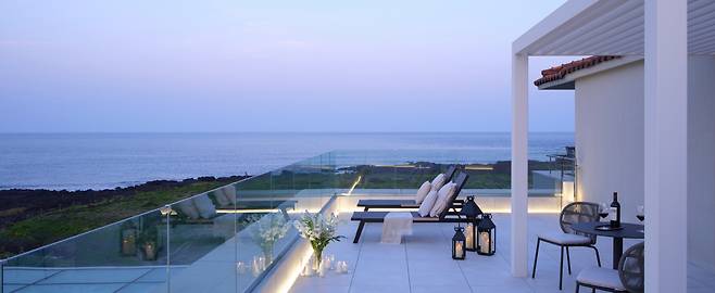 스테이케이션 트렌드에 맞춰 리뉴얼한 해비치제주의 주니어 스위트 테라스