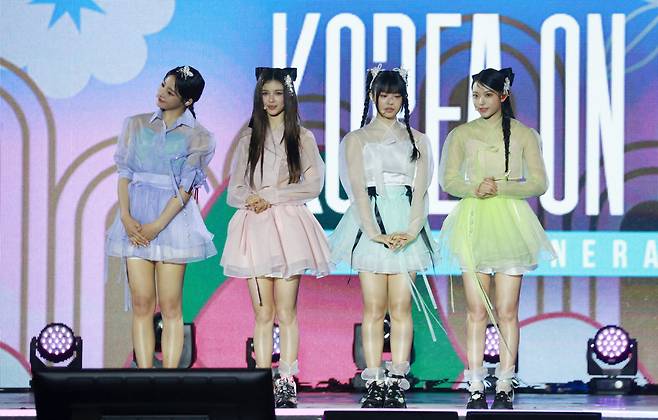 걸그룹 뉴진스가 21일 오후 서울 경복궁 흥례문 광장에서 국가유산청 출범을 기념해 열린 '2024 코리아 온 스테이지 - 뉴 제레이션' 공연에서 무대를 선보이고 있다. [연합]