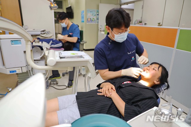 치과의원에서 어린이들이 구강검진을 받고 있다. (사진=뉴시스DB) photo@newsis.com