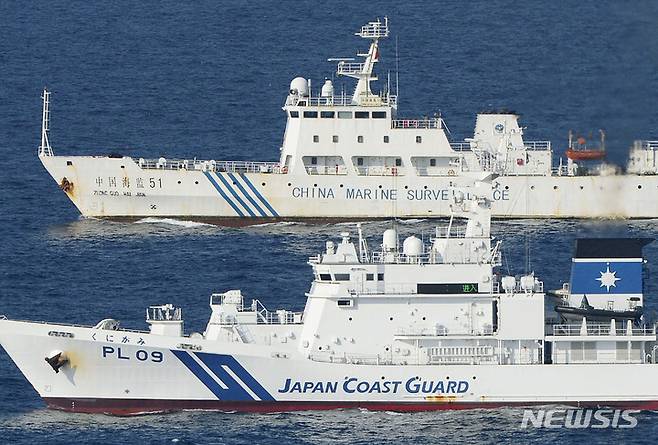 [도쿄=교도·AP/뉴시스]센카쿠 열도 자료사진. 사진은 2012년 10월25일 당시 동중국해에서 일본의 센카쿠 열도(중국명 댜오위다오)의 섬 근처에서 중국 해경국과 일본 해상보안청의 선박이 나란히 항해하고 있는 모습. 2022.12.29.
