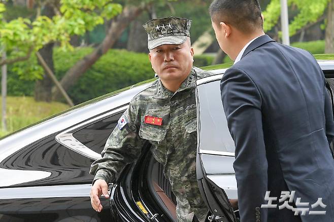 김계환 해병대 사령관이 21일 경기 과천시 정부과천청사 고위공직자범죄수사처에 채상병 사건 수사 관련 조사를 받기 위해 출석하고 있다. 과천=박종민 기자