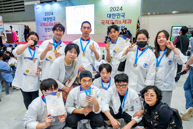 한림성심대학교 호텔조리과 학생들이 지난 17일부터 19일까지 서울 양재동 aT센터에서 열린 '2024대한민국 국제 요리&제과 경연대회'에서 각각 금상과 은상을 수상했다. 한림성심대 제공