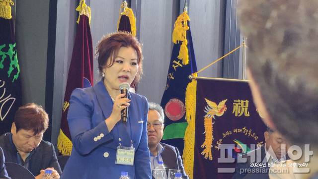 ▲20일 전북 재도약을 위한 원탁회의에서 발언하고 있는 전북대 이은희 교수 ⓒ프레시안