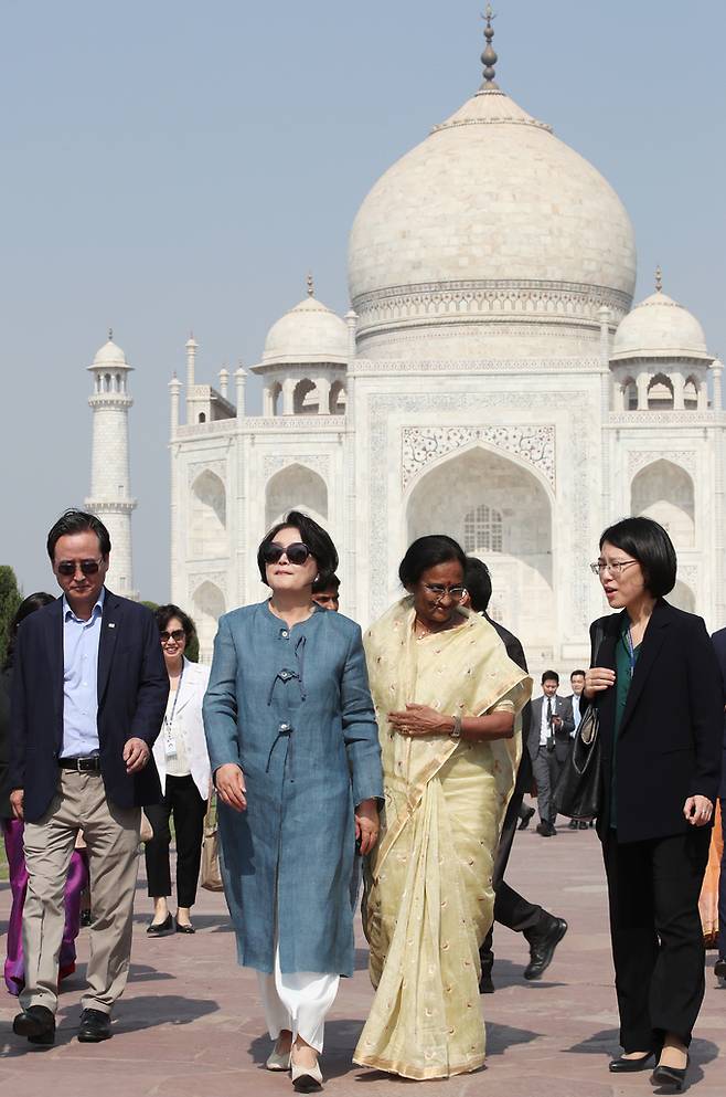 인도를 방문한 문재인 전 대통령 부인 김정숙 여사가 지난 2018년 11월 7일 인도 우타르프라데시 주 아그라의 타지마할을 둘러보고 있다. 연합 자료사진