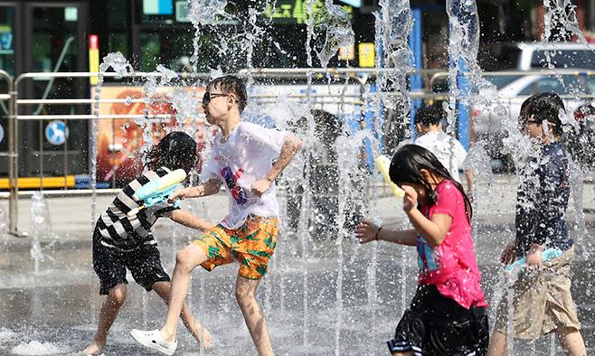 초여름의 더운 날씨에 서울 종로구 광화문광장 바닥분수대에서 어린이들이 즐거운 시간을 보내고 있다. 연합뉴스