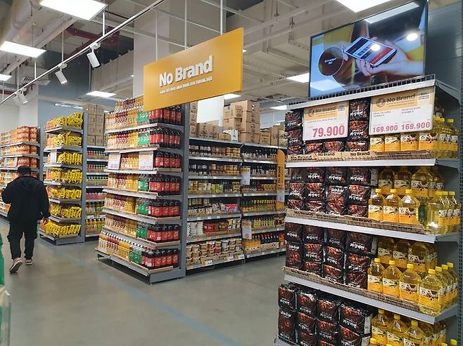 최근 베트남 이마트에서 매출이 급상승 중인 노브랜드. 한국에서 직수입한 다양한 제품이 다소 비싼 가격에도 불구하고 인기다.
