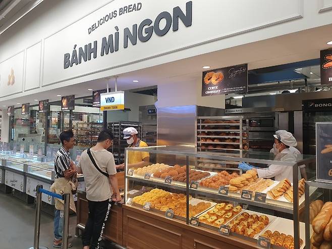 매장에서 직접 굽는 신선한 빵을 맛볼 수 있는 베이커리 코너.