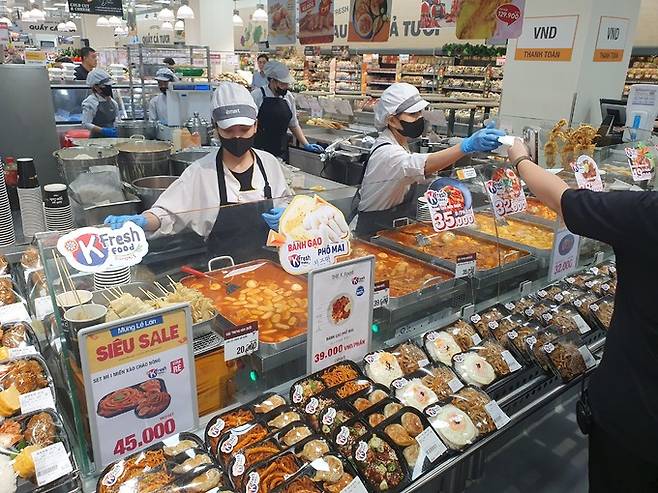 이마트 델리 코너에서는 매장에서 조리한 떡볶이 등 다양한 K푸드를 만날 수 있다.&nbsp;