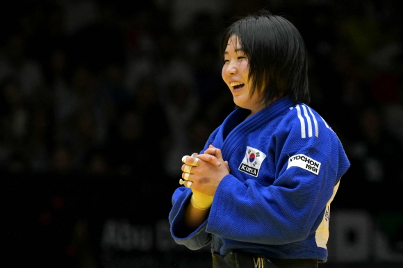 허미미가 21일 유도 세계선수권 여자 57kg급에서 우승한 뒤 기뻐하고 있다. AFP 연합뉴스