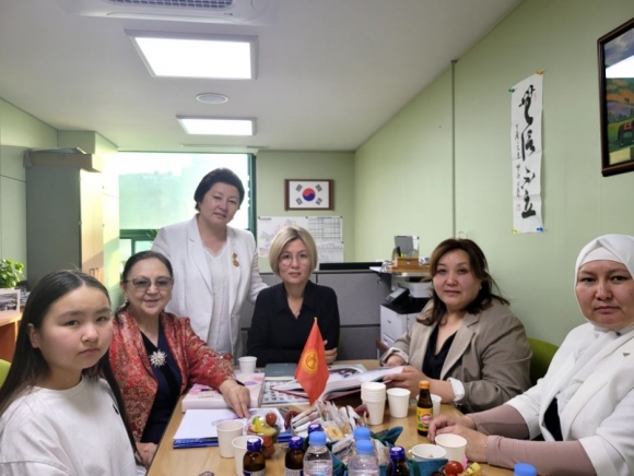 지난 17일 서울시의회 의원연구실에서 키르기스스탄(본국) 여성회의 의장인 자미라 악바기디바(Zamira Akbagydheva)와 만나 양국의 양성평등 정책을 소개하는 시간을 가진 아이수루 의원