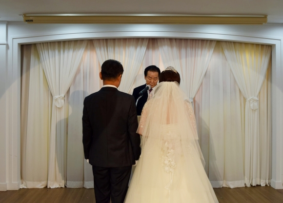 서울 도봉구의 보호관찰 대상자 커플이 도봉구의 지원을 받아 결혼식을 올리고 있다. 도봉구 제공