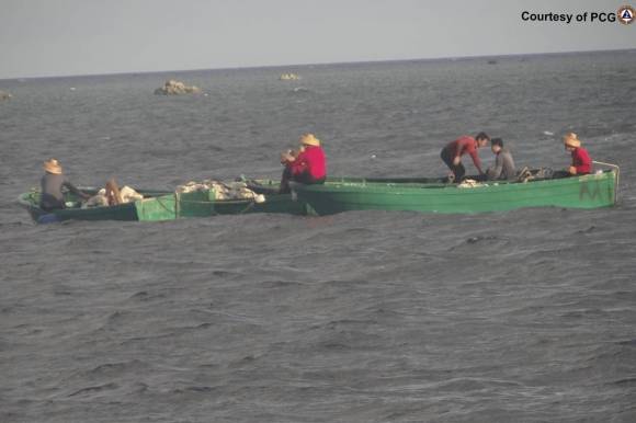 스카버러 암초 - 2016년 6월 12일(현지시간) 남중국해 스카버러 암초에서 중국 어부들이 포획한 대왕조개를 운반하고 있다. / 사진=AP 연합뉴스