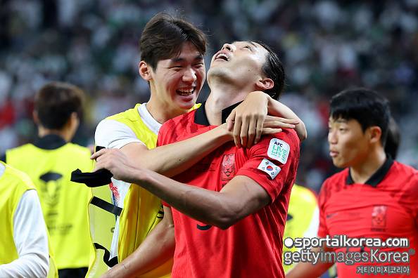 축구 국가대표팀의 공격수 조규성이 활약하고 있는 미트윌란이 21일 오전 1시(한국시간) 덴마크 파룸에 위치한 라이트 투 드림 파크에서 열린 2023/24 시즌 덴마크 수페르리가 챔피언십 라운드 9라운드에서 노르셀란과 3-3 무승부를 거뒀다. 이로 인해 미트윌란은 1경기를 앞둔 상황에서 선두 자리를 브뢴뷔 IF에 내줬다. 조규성은 이날 경고 누적으로 명단에서 제외됐다. 한편 기대를 모았던 득점왕 등극도 득점 순위 4위까지 내려 앉아 쉽지 않은 상황이 됐다. / 사진=게티이미지코리아