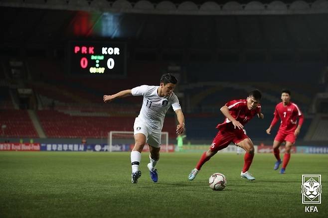 황희찬(왼쪽)이 2019년 북한 평양 김일성경기장에서 열린 2022 카타르 월드컵 아시아 2차예선 북한과 원정 경기에서 드리블 돌파를 시도하고 있다. 대한축구협회 제공