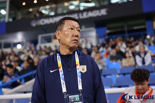 최강희 산둥 타이산 감독이 지난해 10월 인천축구전용구장에서 열린 2023~2024 아시아챔피언스리그 인천 유나이티드와 조별리그 G조 3차전을 벤치에서 지켜보고 있다. 프로축구연맹 제공