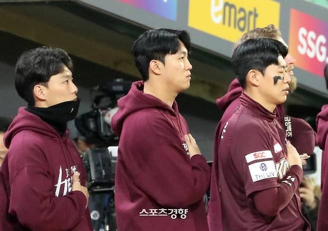 지난 2022년 키움 안우진이 인천 SSG랜더스필드에서 열린 한국시리즈 6차전 SSG와 경기에 앞서 국민의례를 하고 있다. 정지윤 선임기자