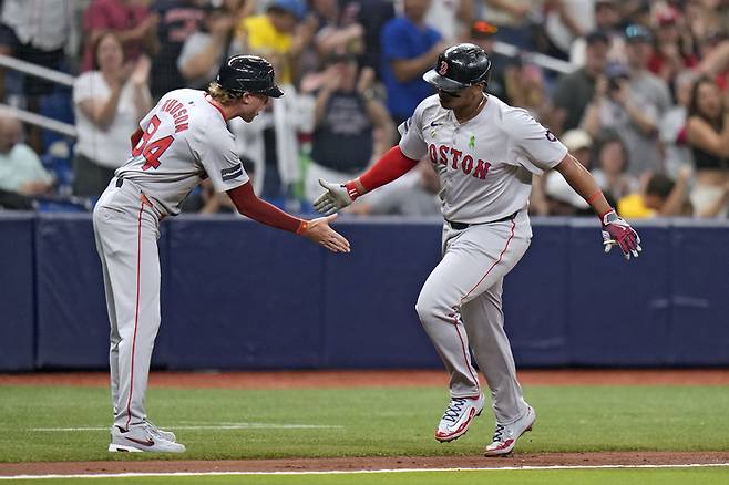 보스턴 데버스가 21일 탬파베이전에서 홈런을 친 뒤 3루 코치 허드슨과 하이파이브하고 있다. AP연합뉴스