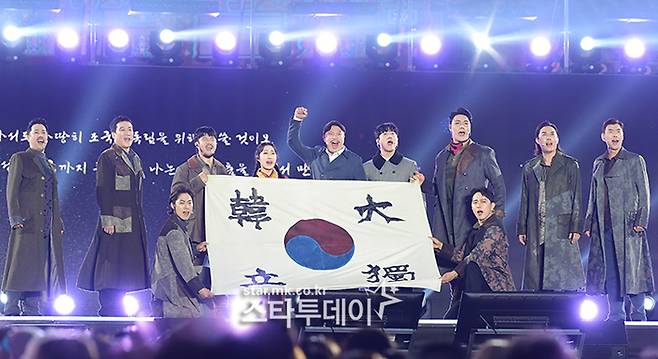 뮤지컬 ‘영웅’ 팀 공연. <강영국 기자>