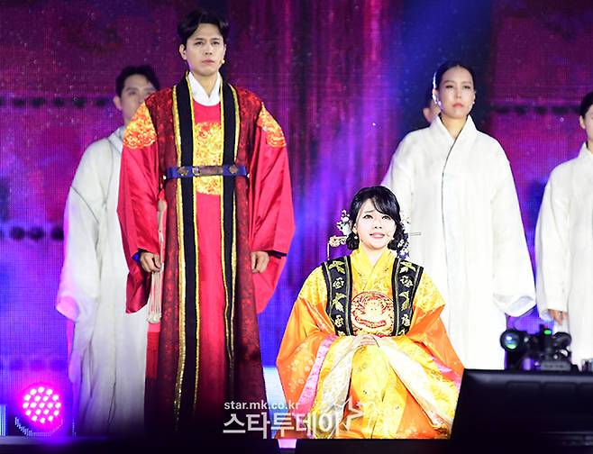 뮤지컬 ‘명성황후’의 손준호와 김소현. <강영국 기자>