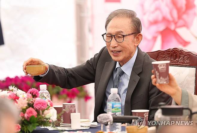 건배하는 이명박 전 대통령 (포항=연합뉴스) 윤관식 기자 = 이명박 전 대통령이 지난 16일 경북 포항시 북구 흥해읍 덕실마을을 찾아 오찬장에서 건배하고 있다. 2024.5.16 psik@yna.co.kr