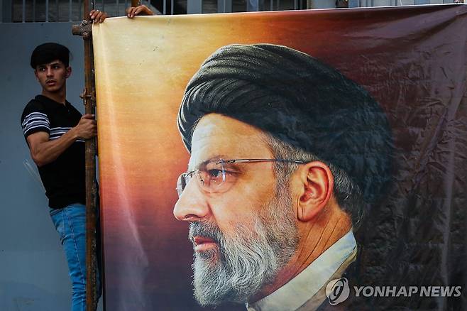 헬기 추락 사고로 사망한 에브라힘 라이시 이란 대통령의 초상화 [AFP 연합뉴스. 재판매 및 DB 금지]
